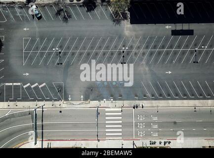 Los Angeles, Kalifornien, USA. April 2020. Eine Luftaufnahme zeigt einen leeren Parkplatz in der Nähe des 110 Harbour Freeway Dienstag, 14. April 2020 in Los Angeles. Kredit: Ringo Chiu/ZUMA Wire/Alamy Live News Stockfoto