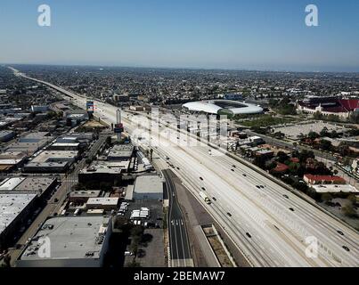 Los Angeles, Kalifornien, USA. April 2020. Eine Luftaufnahme zeigt leichten Rush Hour Verkehr auf dem 110 Harbor Freeway Dienstag, 14. April 2020 in Los Angeles. Kredit: Ringo Chiu/ZUMA Wire/Alamy Live News Stockfoto