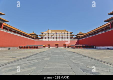 Das Meridian-Tor, der Eingang zur Verbotenen Stadt, mit zwei hervorstehenden Flügeln. Peking, China Stockfoto