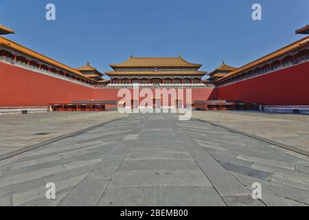 Das Meridian-Tor, der Eingang zur Verbotenen Stadt, mit zwei hervorstehenden Flügeln. Peking, China Stockfoto