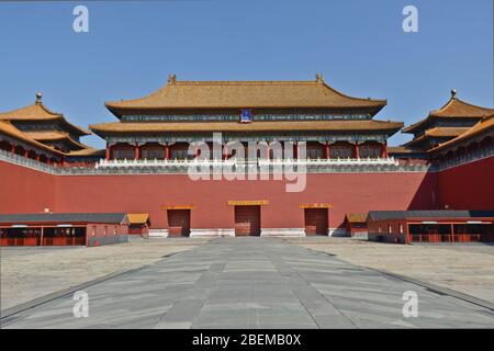 Das Meridian-Tor, der Eingang zur Verbotenen Stadt, mit zwei hervorstehenden Flügeln. Peking, China Stockfoto