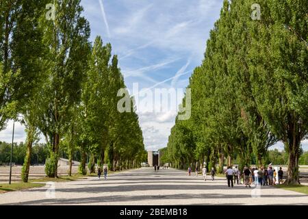 Allgemeiner Blick entlang der zentralen Lagerstraße im ehemaligen NS-deutschen KZ Dachau-München. Stockfoto