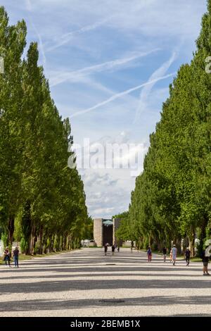 Allgemeiner Blick entlang der zentralen Lagerstraße im ehemaligen NS-deutschen KZ Dachau-München. Stockfoto