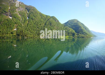 Der Sognefjord oder Sognefjord, der auch König der Fjorde genannt wird, der größte und tiefste Fjord Norwegens. Das Hotel liegt in Vestland County, Westnorwegen. Stockfoto