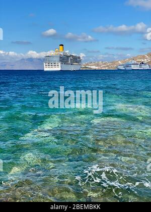 Kreuzfahrtschiff in Mykonos, Griechenland Ägäis angedockt Stockfoto