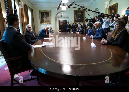 Washington, Usa. April 2020. Der ehemalige Fußballspieler Mark Campbell aus Michigan macht Bemerkungen über seinen Kampf mit Coronavirus mit Präsident Donald Trump und Vizepräsident Mike Pence, der während eines Treffens mit wiedergewonnenen Covid-19-Patienten im Kabinettsaal des Weißen Hauses in Washington, DC am Dienstag, 14. April 2020, sucht. Pool Foto von Doug Mills/UPI Credit: UPI/Alamy Live News Stockfoto