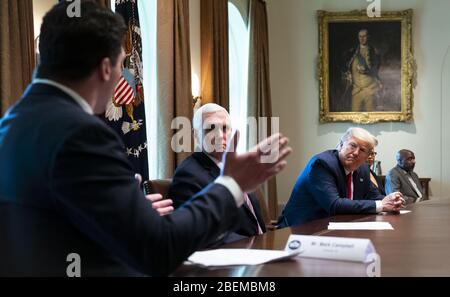 Washington, Usa. April 2020. Der ehemalige Fußballspieler Mark Campbell aus Michigan macht Bemerkungen über seinen Kampf mit Coronavirus mit Präsident Donald Trump und Vizepräsident Mike Pence, der während eines Treffens mit wiedergewonnenen Covid-19-Patienten im Kabinettsaal des Weißen Hauses in Washington, DC am Dienstag, 14. April 2020, sucht. Pool Foto von Doug Mills/UPI Credit: UPI/Alamy Live News Stockfoto