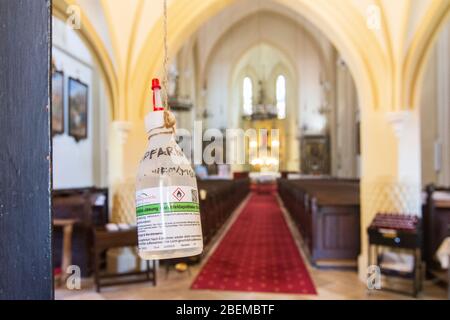 Bockfließ: Desinfektionsmittel am Eingang der Kirche, Kirche Bockfließ, im Weinviertel, Niederösterreich, Niederösterreich, Österreich Stockfoto