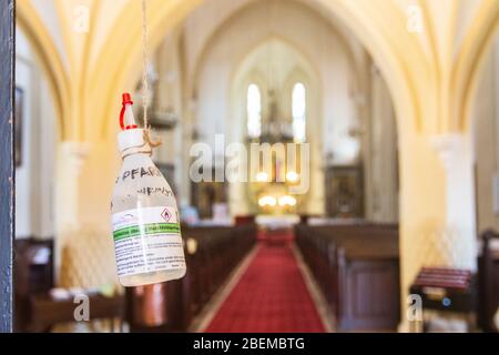 Bockfließ: Desinfektionsmittel am Eingang der Kirche, Kirche Bockfließ, im Weinviertel, Niederösterreich, Niederösterreich, Österreich Stockfoto