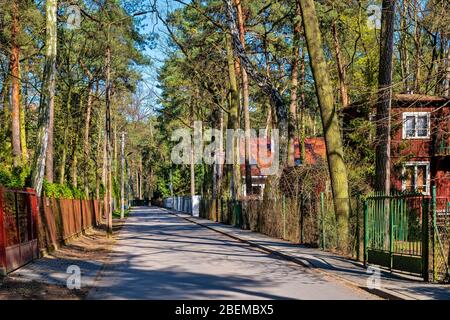Podkowa Lesna, Polen - 2020/04/12: Trotz sonniger Osternachmittag Straßen der Vorstadt von Warschau Stadt Podkowa Lesna aufgrund COVID-19 Einschränkungen Stockfoto