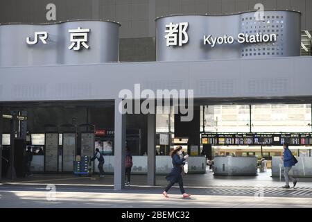 Dienstag. April 2020. KYOTO, JAPAN - APRIL 14: Pendler gehen am Dienstag, 14. April 2020, in der Präfektur Kyoto, Japan, vor dem Bahnhof JR Kyoto. (Foto: Richard Atrero de Guzman/ AFLO) Quelle: Aflo Co. Ltd./Alamy Live News Stockfoto