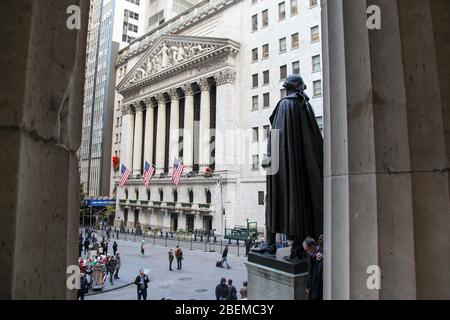 NEW YORK, NY - 27. NOVEMBER 2017: Nassau Street View mit New York Stock Exchange und amerikanischen Flaggen. Stockfoto