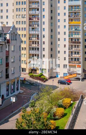 Warschau, Polen - 2020/04/13: Fußgängerpassage des Warschauer Wohnviertels Ursynow, meist überfüllt, leer aufgrund der COVID-19 Pandemiebeschränkung Stockfoto