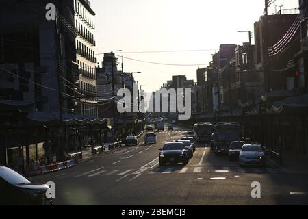 Kyoto. April 2020. KYOTO, JAPAN - APRIL 14: Auf diesem Foto zeigt ein Auto während eines Sonnenuntergangs in Gion in Kyoto, 14. April 2020, Präfektur Kyoto, Japan. (Foto: Richard Atrero de Guzman/ AFLO) Quelle: Aflo Co. Ltd./Alamy Live News Stockfoto