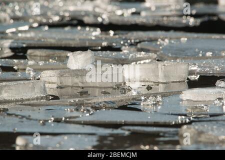 Brechen Eis im Wasser Fluss Hintergrund Stockfoto
