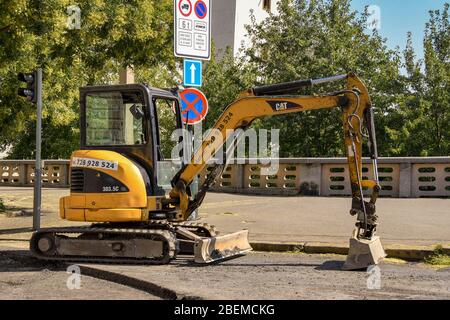 PRAG, TSCHECHISCHE REPUBLIK - JULI 2018: Minibagger auf einer Straße im Prager Stadtzentrum. Stockfoto