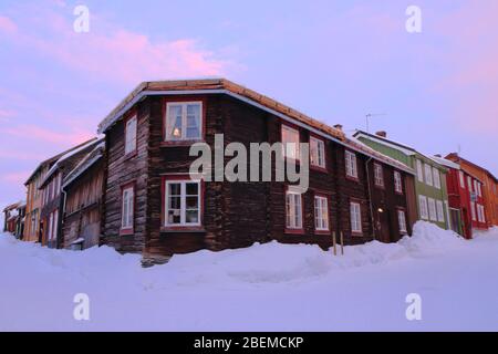 Traditionelle Holzhäuser in der historischen Bergbaustadt Røros im Winter, Norwegen. Stockfoto