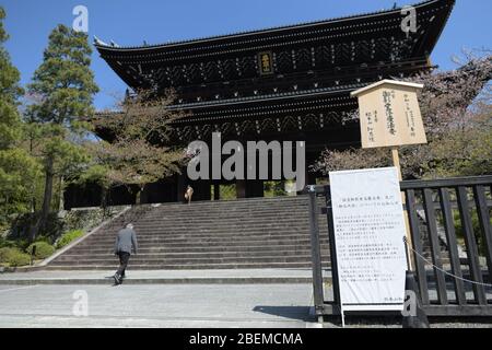 Kyoto. April 2020. KYOTO, JAPAN - APRIL 14: Auf diesem Foto zeigt das Sanmon-Tor in Kyoto, 14. April 2020, Präfektur Kyoto, Japan. (Foto: Richard Atrero de Guzman/ AFLO) Quelle: Aflo Co. Ltd./Alamy Live News Stockfoto