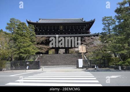 Kyoto. April 2020. KYOTO, JAPAN - APRIL 14: Auf diesem Foto zeigt das Sanmon-Tor in Kyoto, 14. April 2020, Präfektur Kyoto, Japan. (Foto: Richard Atrero de Guzman/ AFLO) Quelle: Aflo Co. Ltd./Alamy Live News Stockfoto