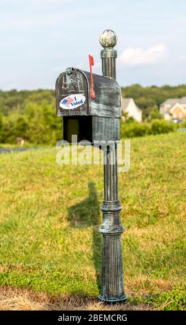 Metall-Briefkasten für ländliche Häuser mit ich habe Sticker als Konzept für die Abstimmung per Post oder Briefwahl Stimmzettel gestimmt Stockfoto