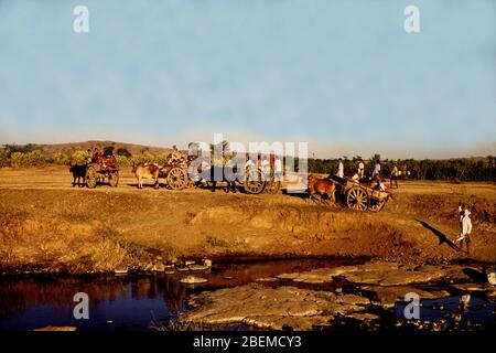 Indische Arbeiter und ihre Familien, die mit Karren von Ochsen gezogen in Punjab Indien reisen 1958 Stockfoto