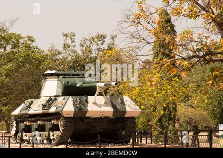 Chandigarh / Indien / 04. April 2017: Militärpanzer in weiß und grün in der Sonne ausgesetzt gemalt Stockfoto