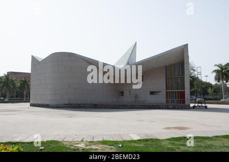 Chandigarh / Indien / 04. April 2017: Museum für moderne Kunst in Chandigarh im dekonstruktivistischen Stil aus Beton Stockfoto