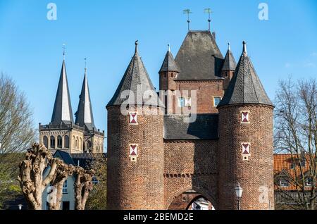 Dom und Klever Tor, Doppeltor in Xanten, Außentor, mit den Eulentürmen, Niederrhein, Deutschland, Stockfoto