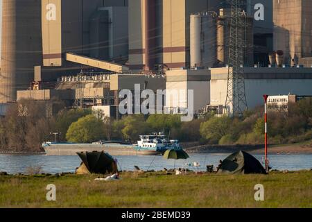 Frachtschiff am Rhein bei Stapp, Landkreis Dinslaken, stillgelegtes Kohlekraftwerk Voerde Niederrhein, Deutschland, Stockfoto