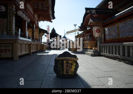 Kyoto. April 2020. KYOTO, JAPAN - APRIL 14: Auf diesem Foto zeigt die Love Stones im Jishu Shrine in Kyoto, 14. April 2020, Präfektur Kyoto, Japan. (Foto: Richard Atrero de Guzman/ AFLO) Quelle: Aflo Co. Ltd./Alamy Live News Stockfoto