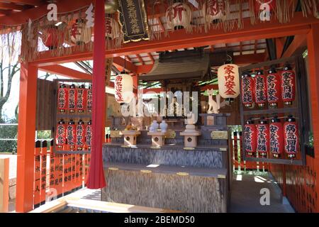 Kyoto. April 2020. KYOTO, JAPAN - APRIL 14: Auf diesem Foto zeigt ein Schrein am Jishu Schrein in Kyoto, 14. April 2020, Kyoto Präfektur, Japan. (Foto: Richard Atrero de Guzman/ AFLO) Quelle: Aflo Co. Ltd./Alamy Live News Stockfoto