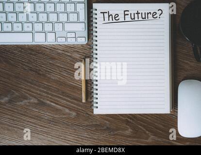 Ein Schreibtisch mit Notebook und Computer mit der Geschäftsplanung für die Zukunft mit Kopierplatz Stockfoto