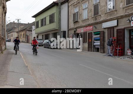 Serbien, 25. Feb 2020: Typische Straße in Sremski Karlovci Stockfoto