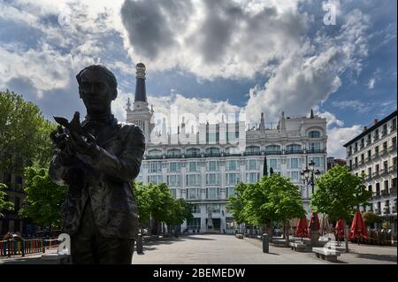 Madrid, Spanien - 11. April 2020 Statue von García Lorca auf der Plaza de Santa Ana, leer von Menschen für den Alarmzustand von Covid-19. Stockfoto