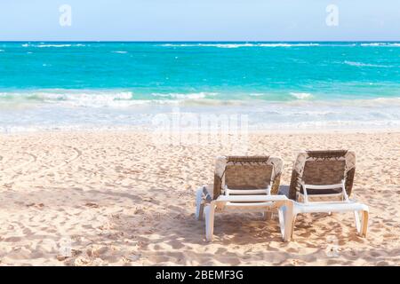 Zwei freie Sonnenliegen sind am Sandstrand an sonnigen Tagen Stockfoto