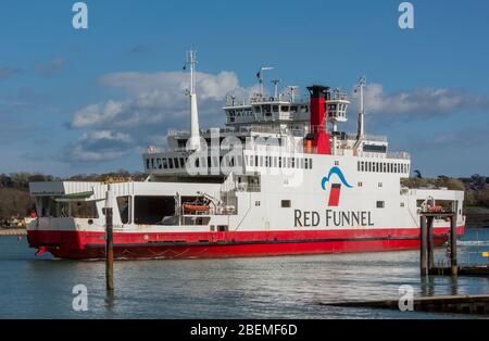 Die rote Trichterinsel der wight Autofähre verlässt East cowes auf der Insel wight in Richtung Hafen von southampton. Stockfoto