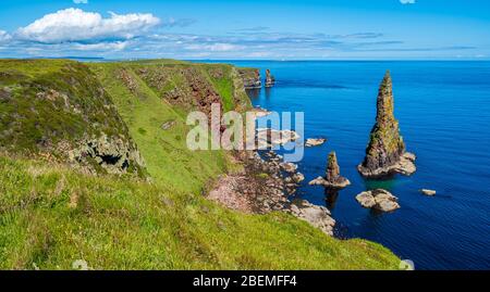 Die malerischen Klippen und Stapel von Duncansby Head, Caithness, Schottland. Stockfoto