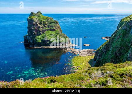 Die malerischen Klippen und Stapel von Duncansby Head, Caithness, Schottland. Stockfoto