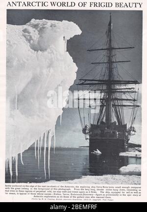 Schwarz-Weiß-Foto des Jahrgangs 1900 vom Terra Nova, Whaler-Schiff gegen einen riesigen Eisberg. Stockfoto