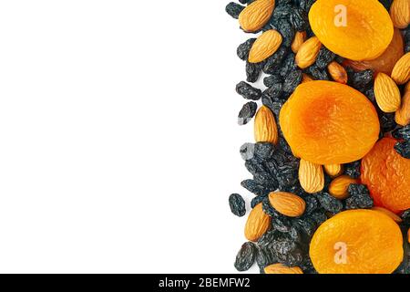Getrocknete Früchte auf weißem Hintergrund Stockfoto