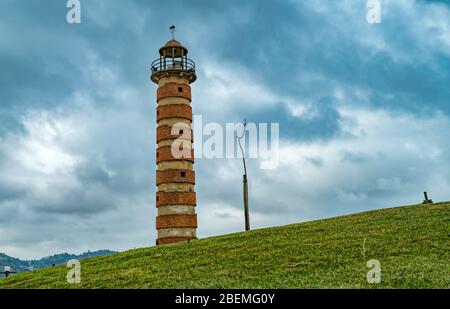 Brick geringelten Leuchtturm in einem angelegten Garten am Fluss Tejo, Belém, Lissabon, Portugal, Europa. Stockfoto