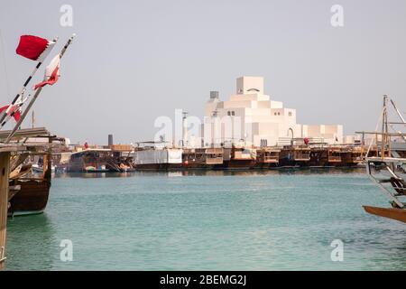 Doha, Katar - 2. März 2020: Blick auf das weiße Museum für Islamische Kunst in Doha City in Katar mit blauem Hafenwasser im Vordergrund Stockfoto