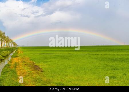 Jolanda di Savoia, Italien. 14 April 2020. Regenbogen nach einem Sturm in Jolanda di Savoia, Italien. Kredit: Filippo Rubin / Alamy Stockfoto