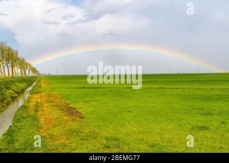 Jolanda di Savoia, Italien. 14 April 2020. Regenbogen nach einem Sturm in Jolanda di Savoia, Italien. Kredit: Filippo Rubin / Alamy Stockfoto