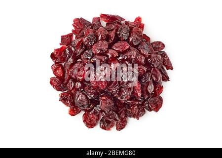 Haufen getrockneter Cranberries auf weiß Stockfoto