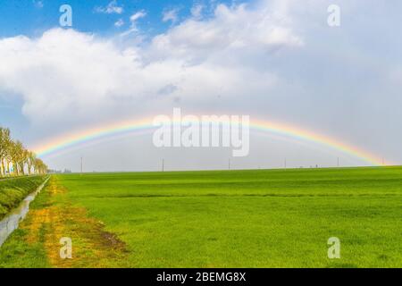 Jolanda di Savoia, Italien. 14 April 2020. Regenbogen nach einem Sturm in Jolanda di Savoia, Italien. Kredit: Filippo Rubin / Alamy Stockfoto