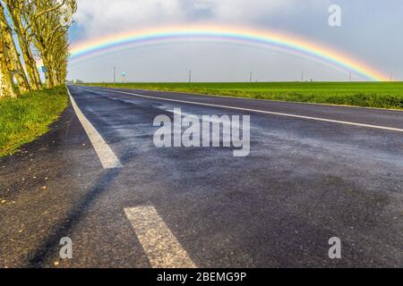 Jolanda di Savoia, Italien. 14 April 2020. Regenbogen nach einem Sturm in Jolanda di Savoia, Italien. Kredit: Filippo Rubin / Alamy Stockfoto