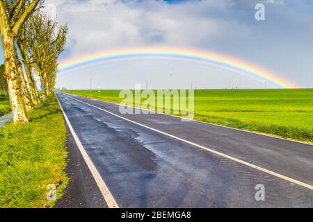 Jolanda di Savoia, Italien. 14 April 2020. Regenbogen nach einem Sturm in Jolanda di Savoia, Italien. Kredit: Filippo Rubin / Alamy Stockfoto