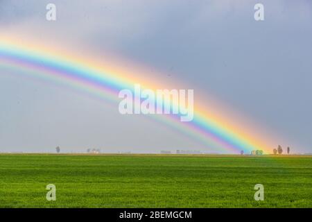 Jolanda di Savoia, Italien. 14 April 2020. Regenbogen nach einem Sturm in Jolanda di Savoia, Italien. Kredit: Filippo Rubin / Alamy Stockfoto