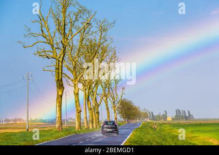 Jolanda di Savoia, Italien. 14 April 2020. Regenbogen nach einem Sturm in Jolanda di Savoia, Italien. Kredit: Filippo Rubin / Alamy Stockfoto